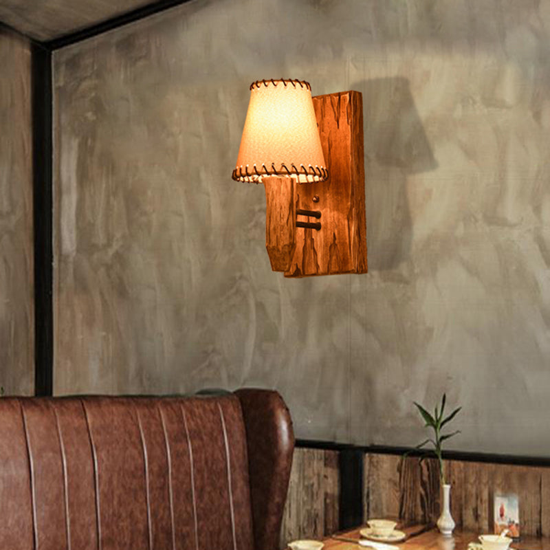 Aplique de pared industrial de madera con pantalla de tela cónica