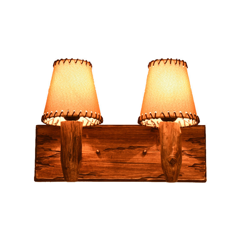 Aplique de pared industrial de madera con pantalla de tela cónica