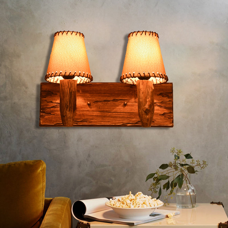 Aplique de pared industrial de madera con pantalla de tela cónica