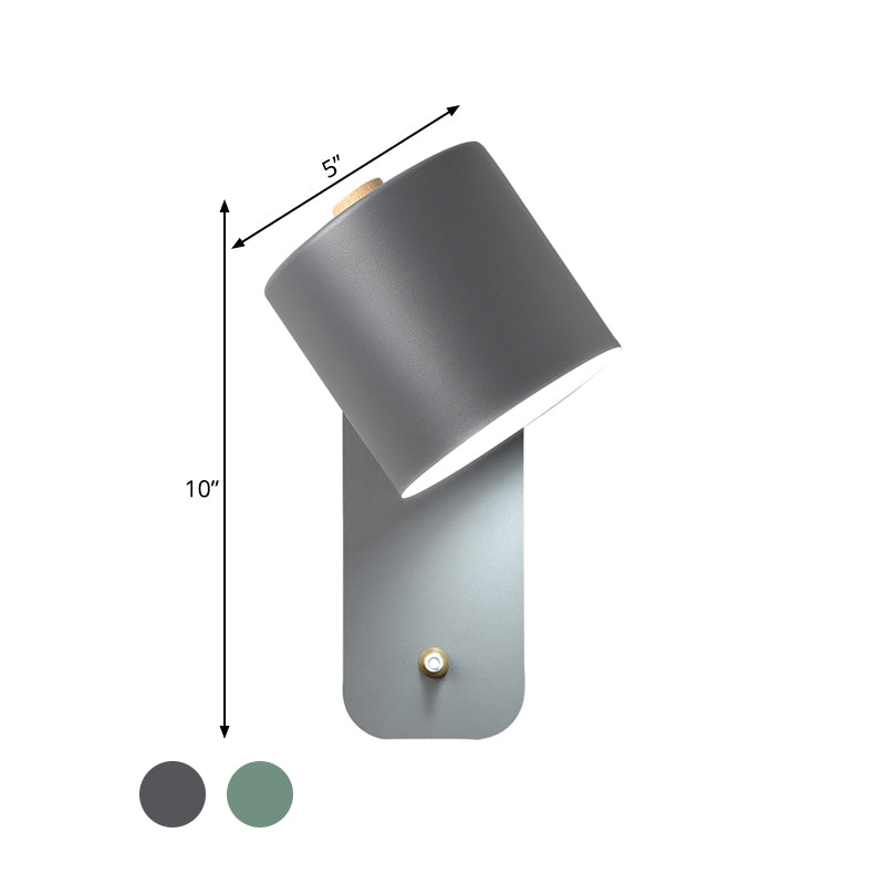 Aplique de pared modernista con pantalla tubular de metal en gris/verde y placa rectangular