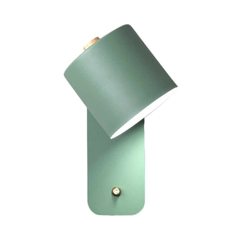 Aplique de pared modernista con pantalla tubular de metal en gris/verde y placa rectangular