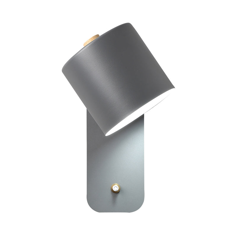 Aplique de pared modernista con pantalla tubular de metal en gris/verde y placa rectangular