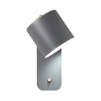 Aplique de pared modernista con pantalla tubular de metal en gris/verde y placa rectangular