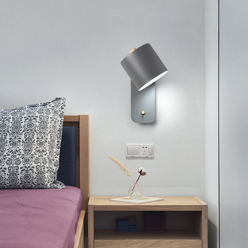 Aplique de pared modernista con pantalla tubular de metal en gris/verde y placa rectangular