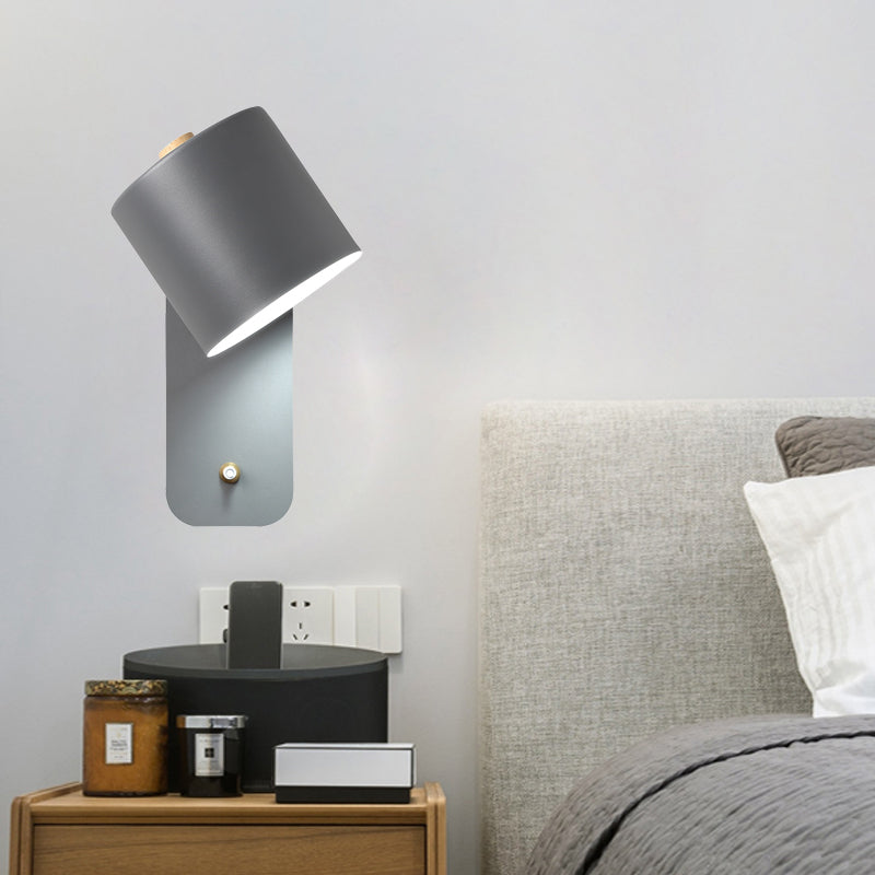 Aplique de pared modernista con pantalla tubular de metal en gris/verde y placa rectangular
