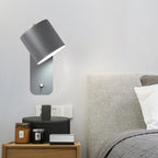 Aplique de pared modernista con pantalla tubular de metal en gris/verde y placa rectangular