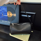 Bolso clutch bandolera con textura elegante