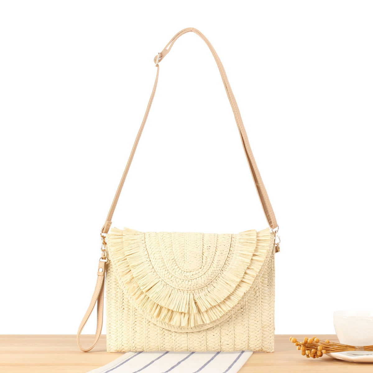 Bolso con flecos decorativos