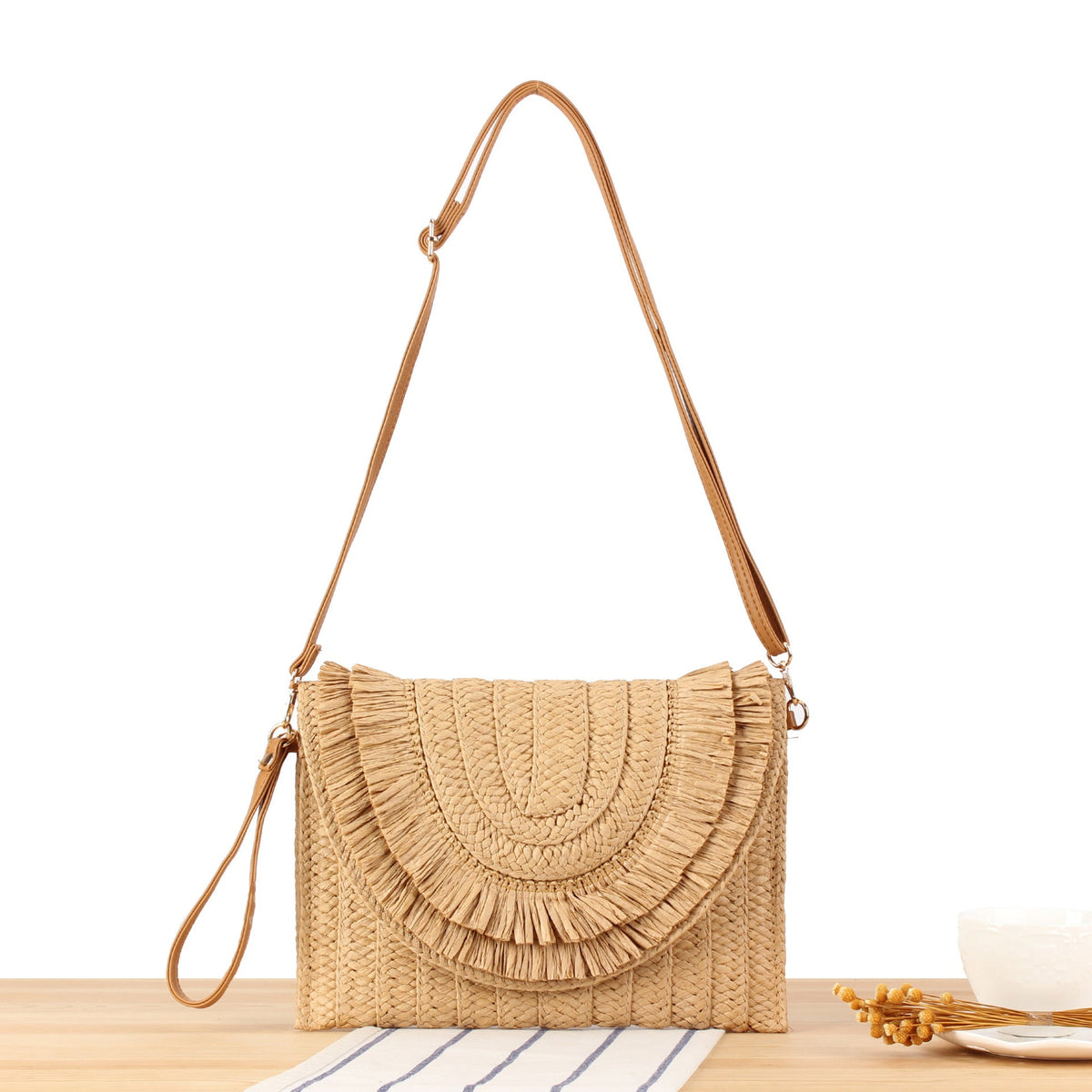 Bolso con flecos decorativos