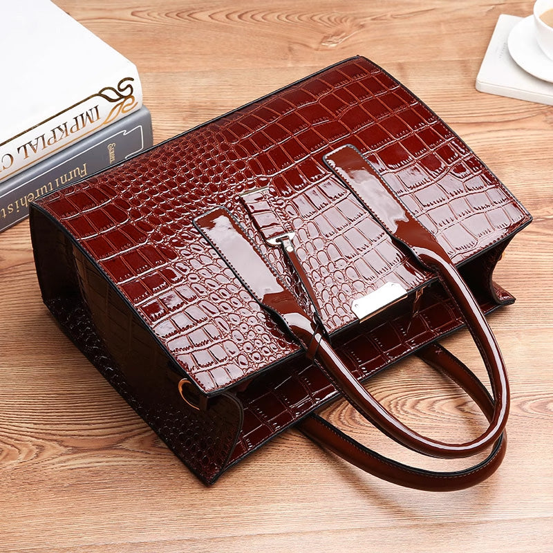 Bolso con relieve de cocodrilo