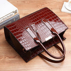 Bolso con relieve de cocodrilo