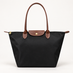 Bolso de mujer con detalles lujosos y asas prácticas
