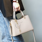 Bolso de mujer elegante con colgante de corazón brillante