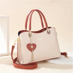 Bolso de mujer elegante con colgante de corazón brillante