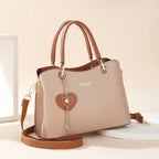 Bolso de mujer elegante con colgante de corazón brillante