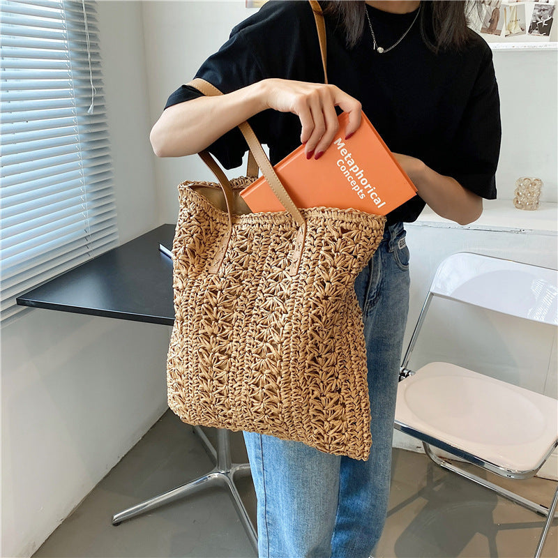 Bolso tote anudado a mano en materiales naturales