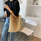 Bolso tote anudado a mano en materiales naturales