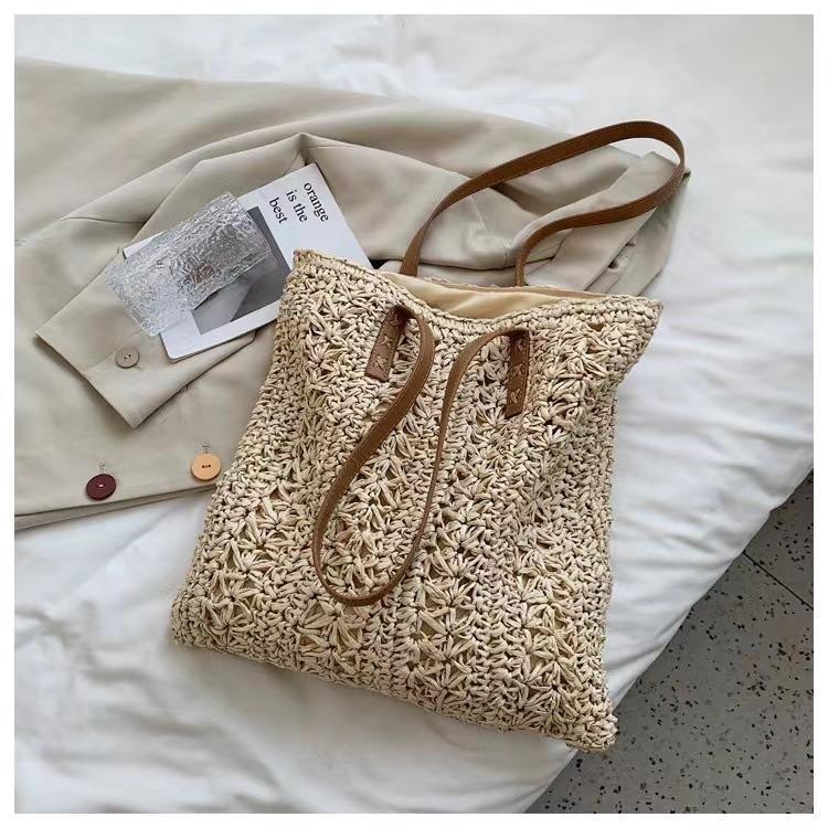 Bolso tote anudado a mano en materiales naturales