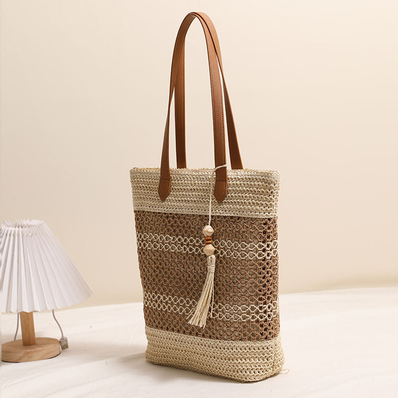 Bolso tote trenzado de materiales naturales