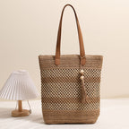 Bolso tote trenzado de materiales naturales