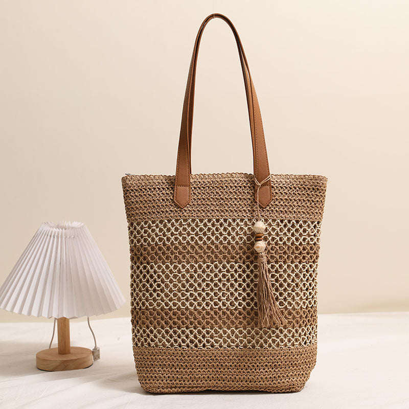 Bolso tote trenzado de materiales naturales