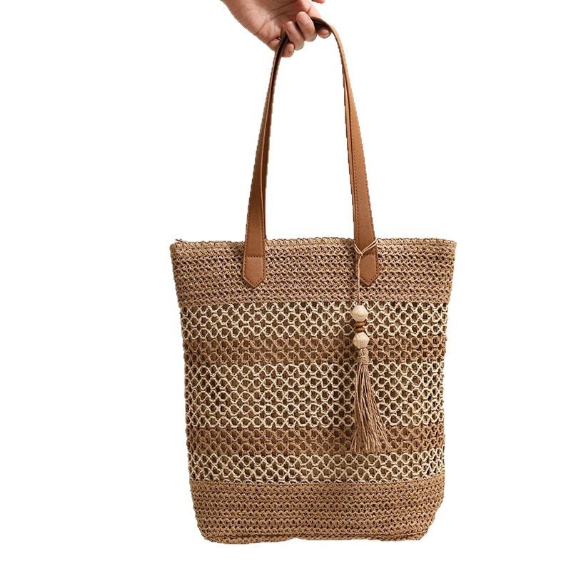 Bolso tote trenzado de materiales naturales