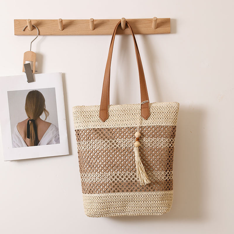Bolso tote trenzado de materiales naturales