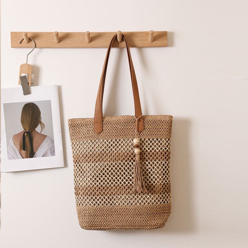 Bolso tote trenzado de materiales naturales