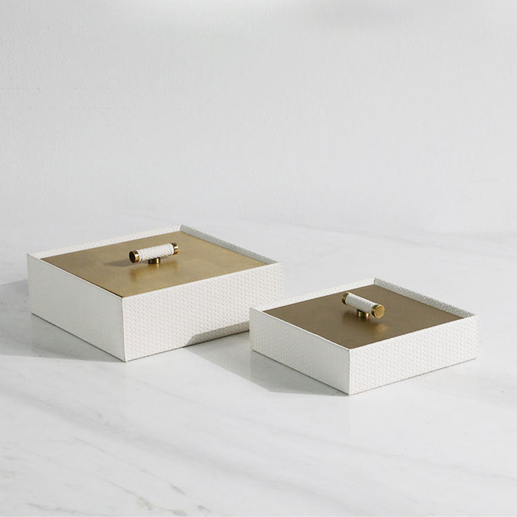 Caja decorativa elegante con tapa dorada