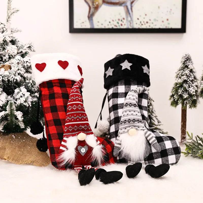 Calcetín navideño colgante con pies de cuadros rojos y negros