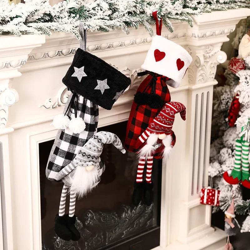 Calcetín navideño colgante con pies de cuadros rojos y negros