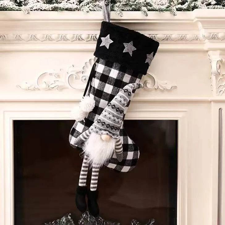 Calcetín navideño colgante con pies de cuadros rojos y negros
