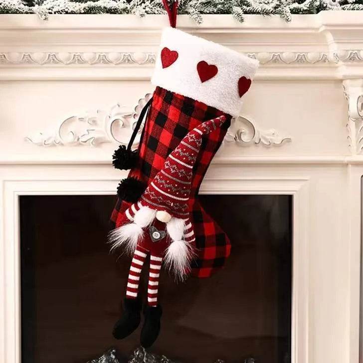 Calcetín navideño colgante con pies de cuadros rojos y negros