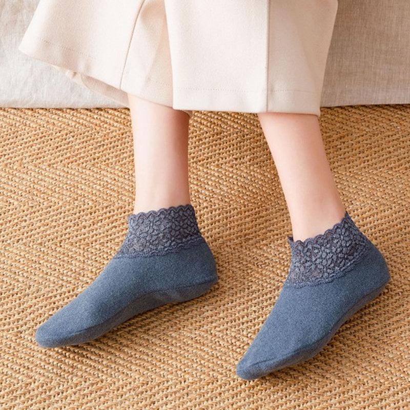 Calcetines cálidos con encaje decorativo