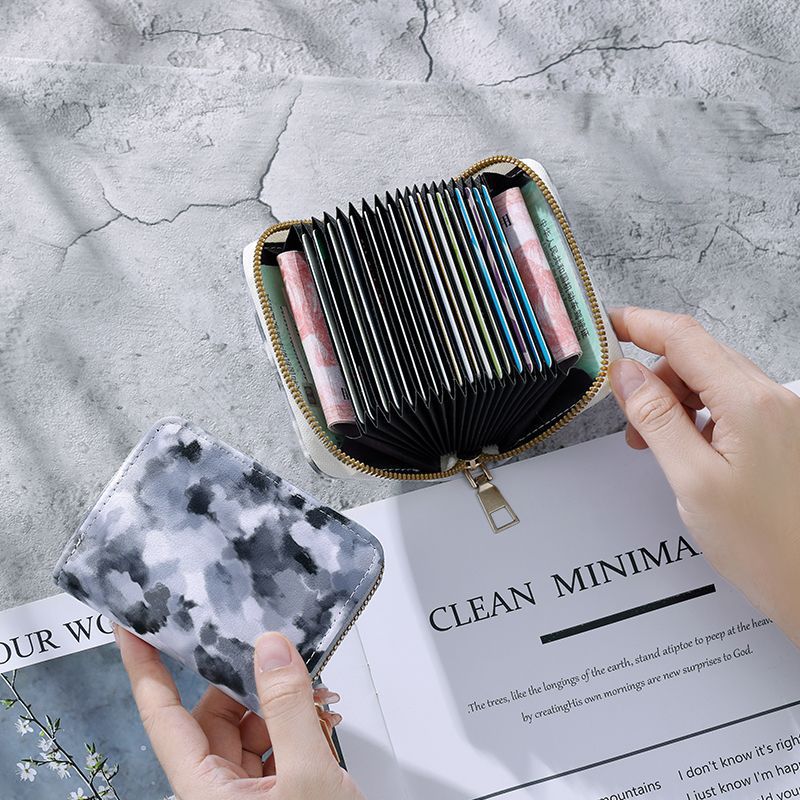 Cartera compacta con cremallera y estampado de camuflaje marmolado