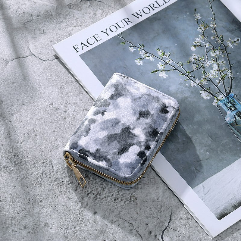 Cartera compacta con cremallera y estampado de camuflaje marmolado