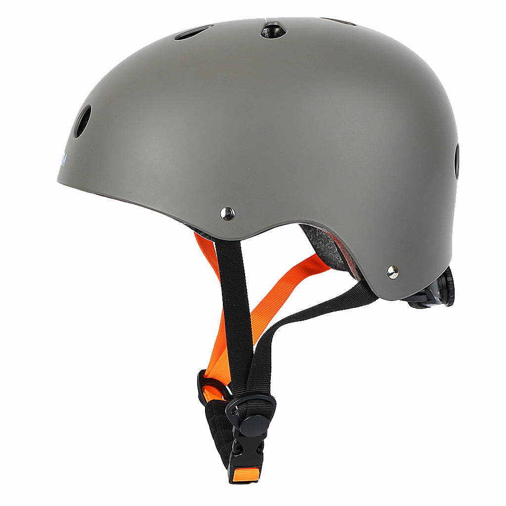 Casco multideporte de perfil bajo con forro EPS absorbente de impactos y correa de barbilla ajustable