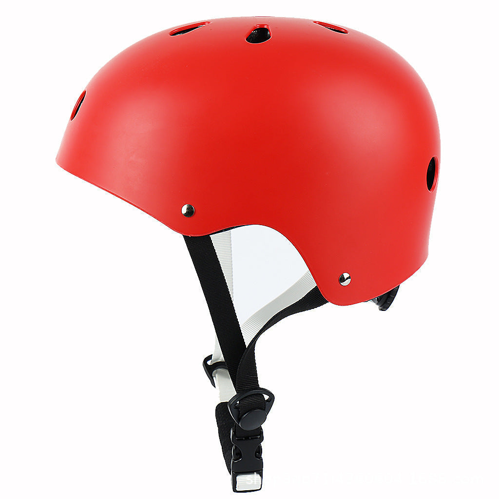 Casco multideporte de perfil bajo con forro EPS absorbente de impactos y correa de barbilla ajustable