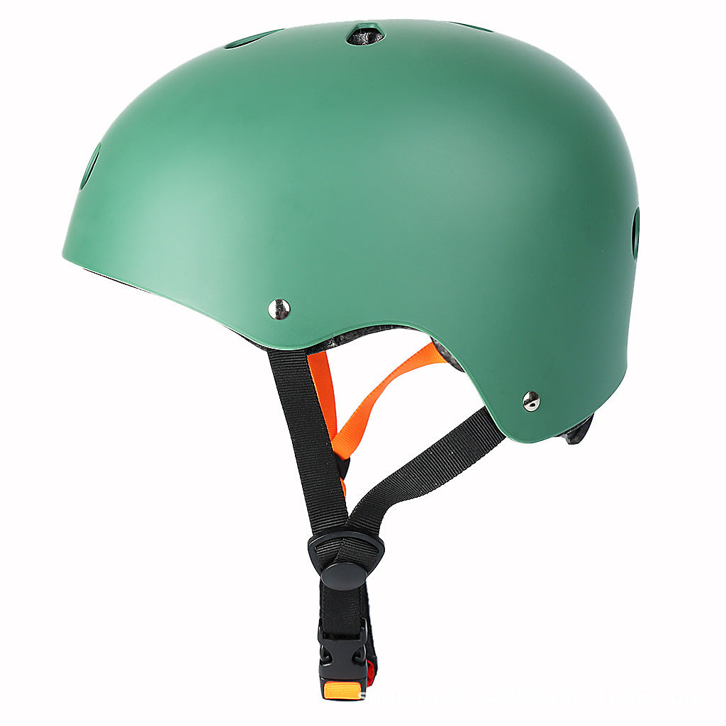 Casco multideporte de perfil bajo con forro EPS absorbente de impactos y correa de barbilla ajustable