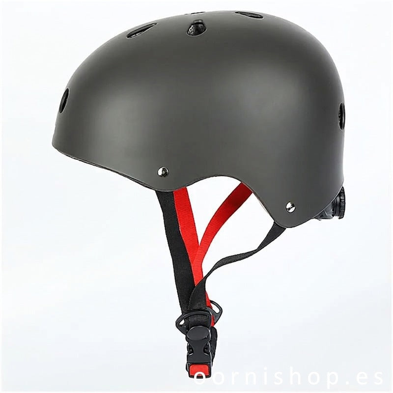 Casco multideporte de perfil bajo con forro EPS absorbente de impactos y correa de barbilla ajustable