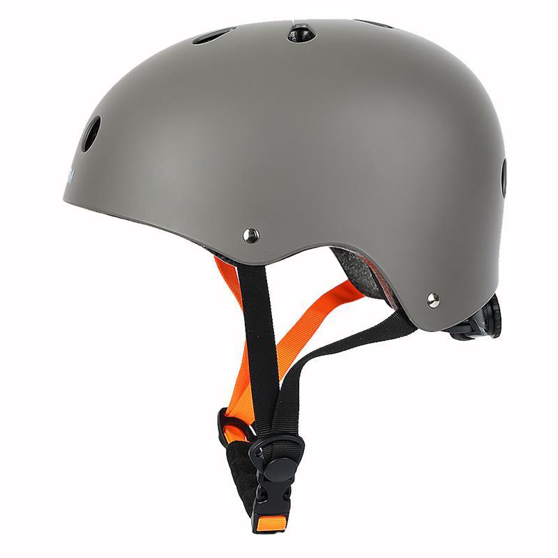 Casco multideporte de perfil bajo con forro EPS absorbente de impactos y correa de barbilla ajustable