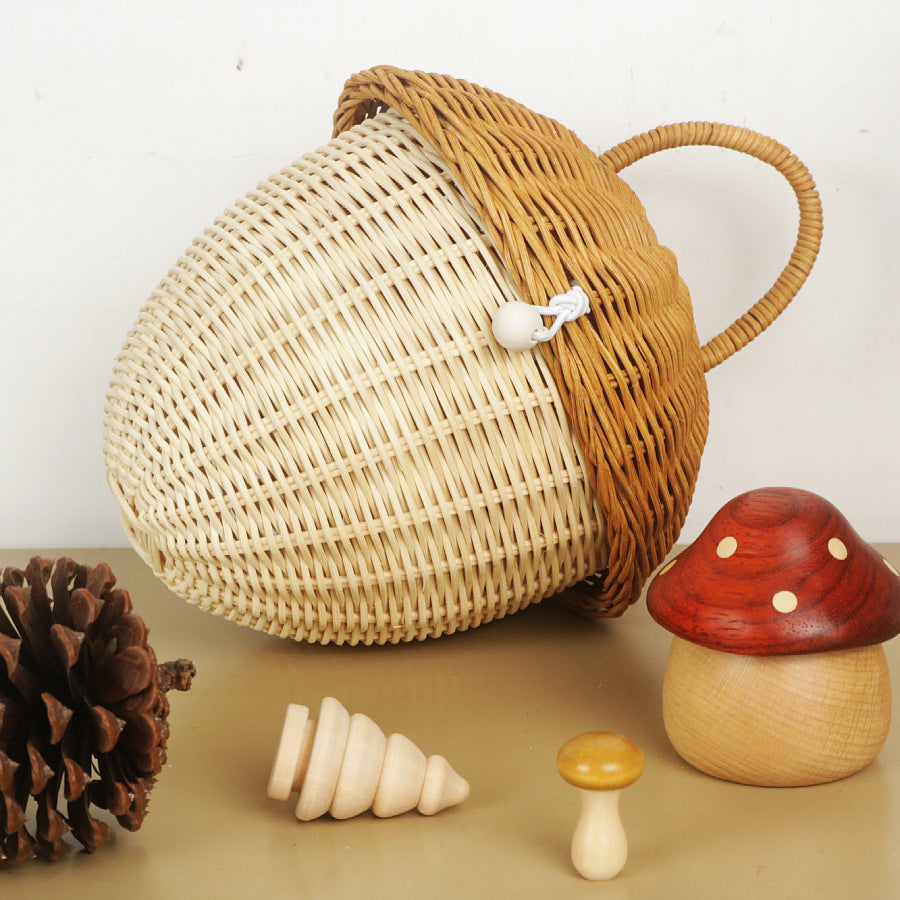 Cesta de mimbre decorativa con forma de casita