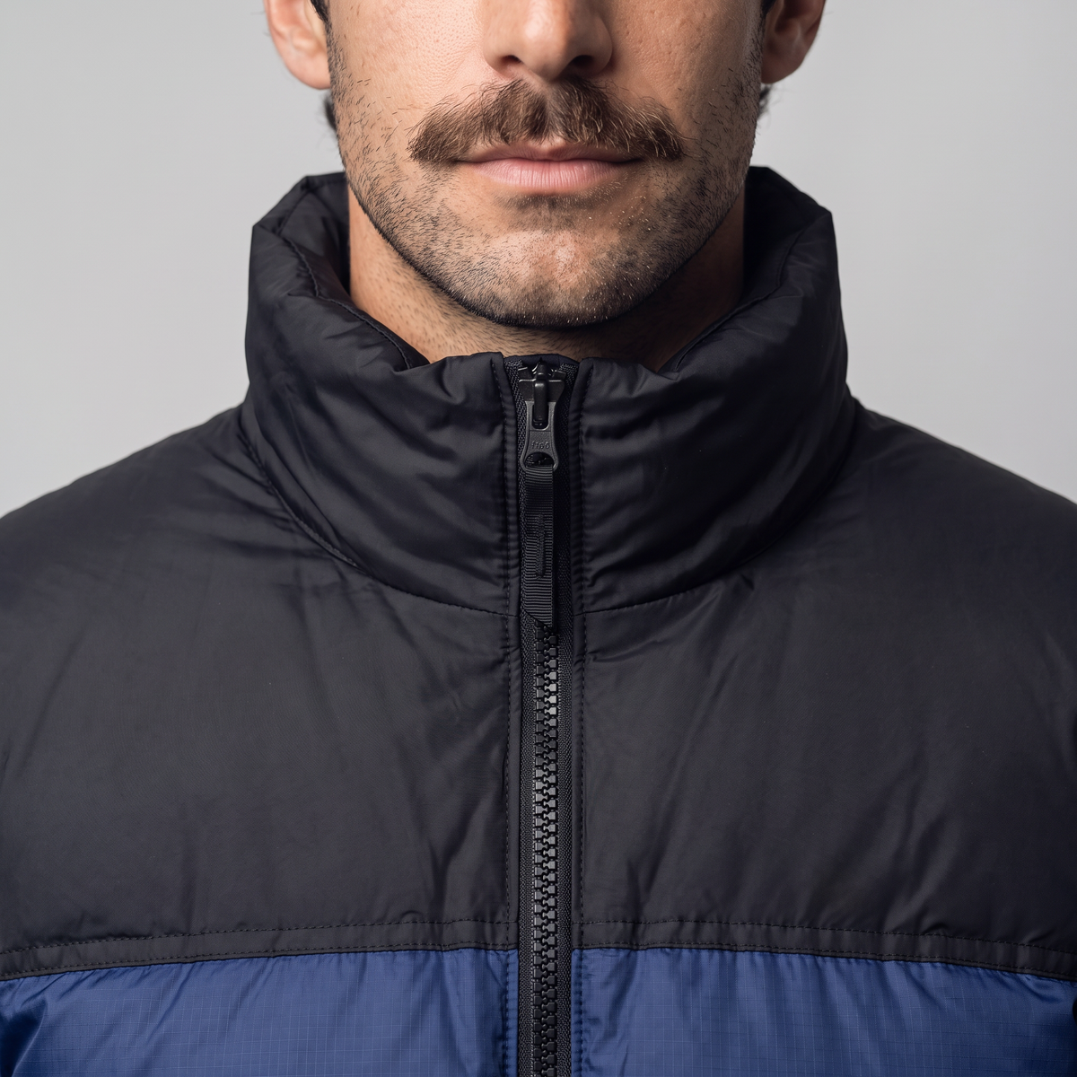 Chaqueta acolchada de plumón para hombre - Diseño color block, 700 fill power