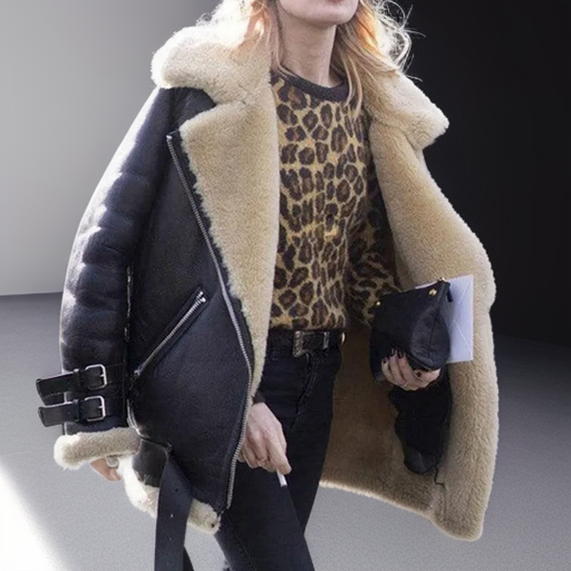 Chaqueta de mujer con hebillas decorativas