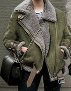 Chaqueta de mujer con hebillas decorativas