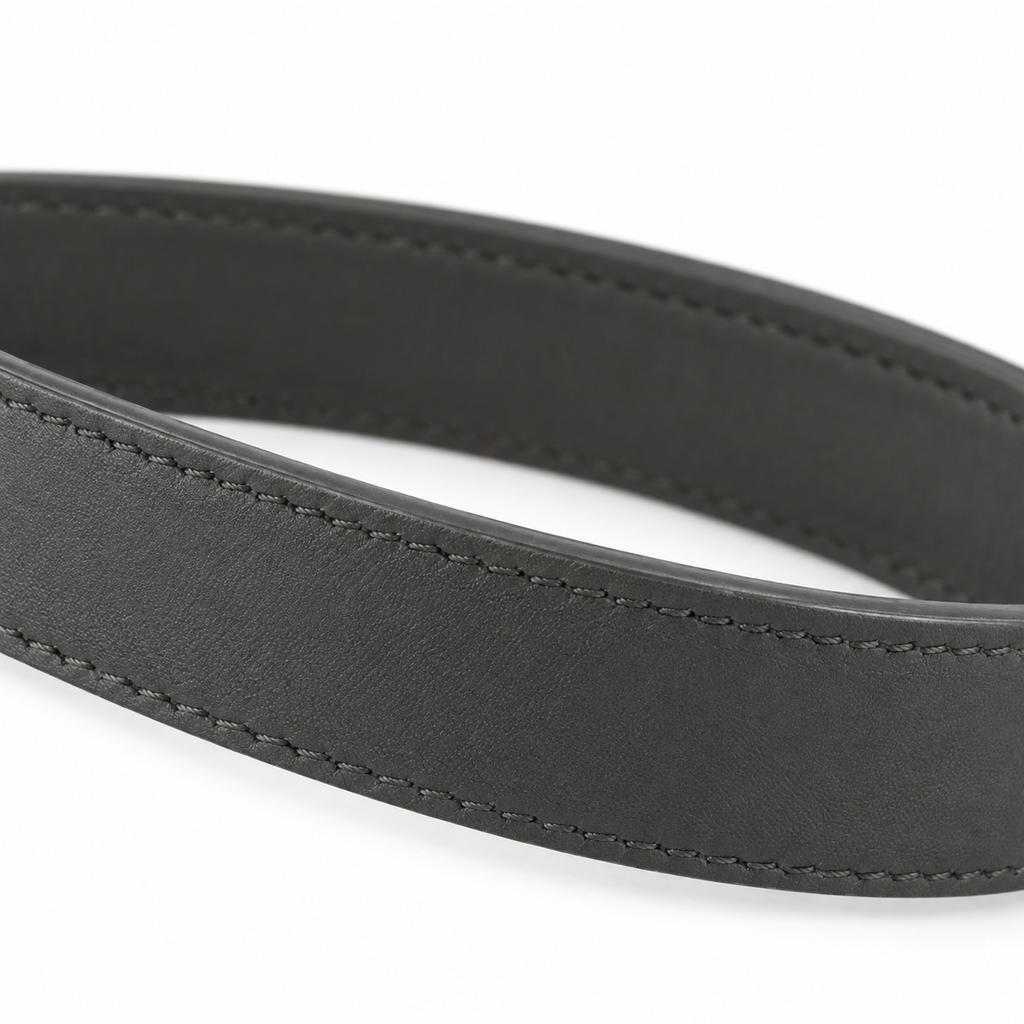 Cinturón gris carbón con detalle de cadena de piel vegana