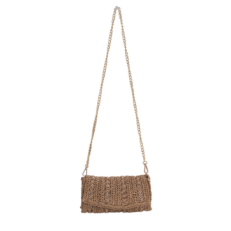 Clutch con cadena y cierre artesanal de macramé