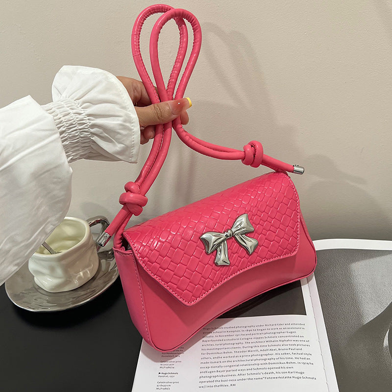 Clutch de mano con lazo decorativo