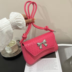 Clutch de mano con lazo decorativo