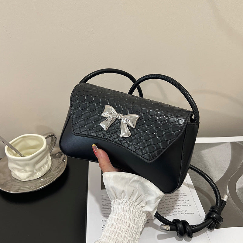 Clutch de mano con lazo decorativo